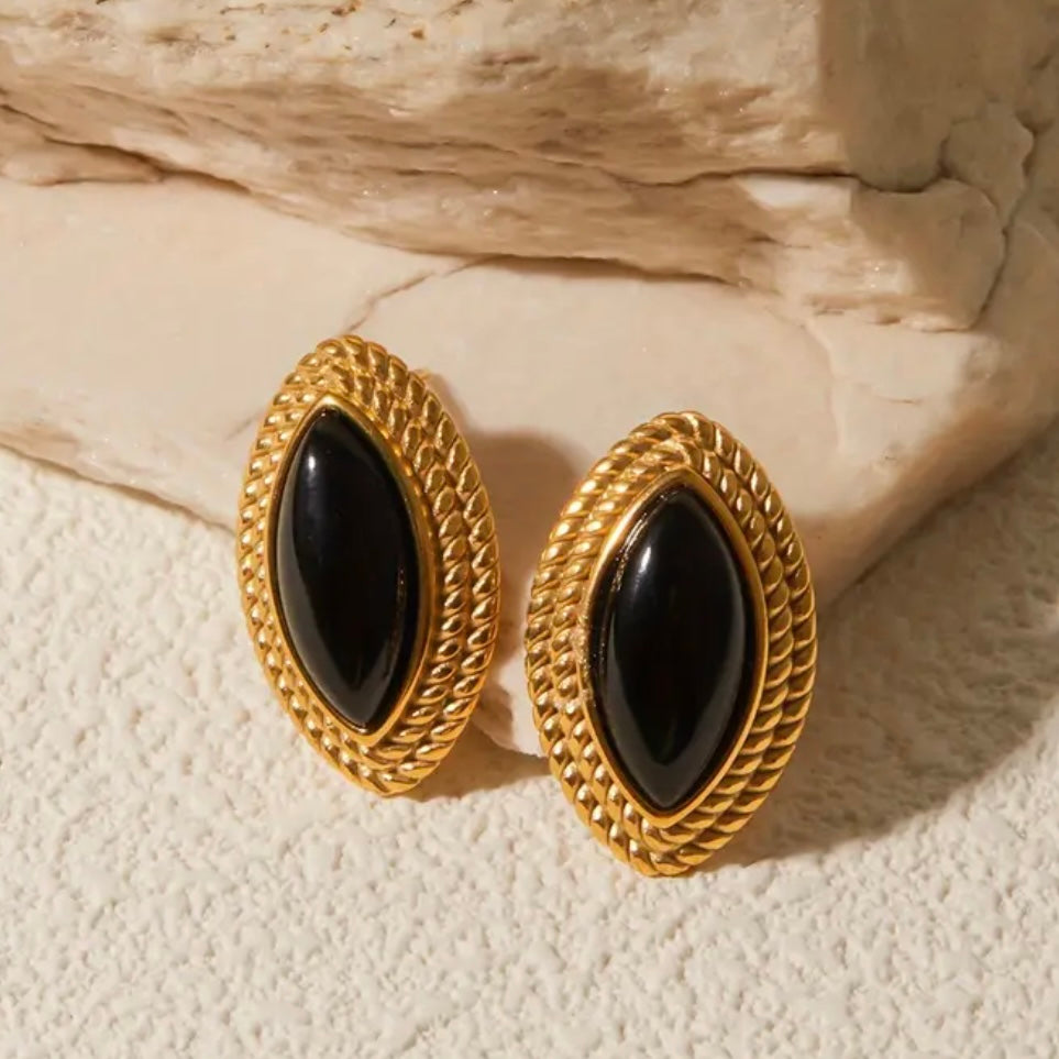 Orecchini con pietra nera