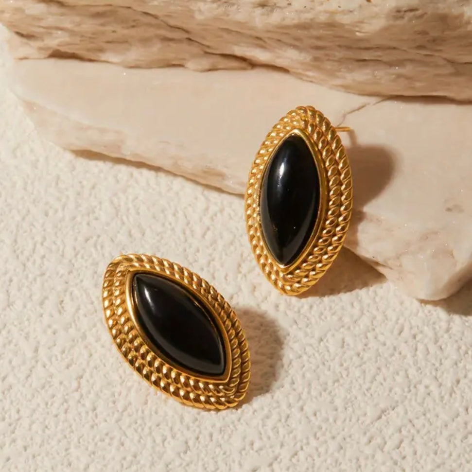 Orecchini con pietra nera